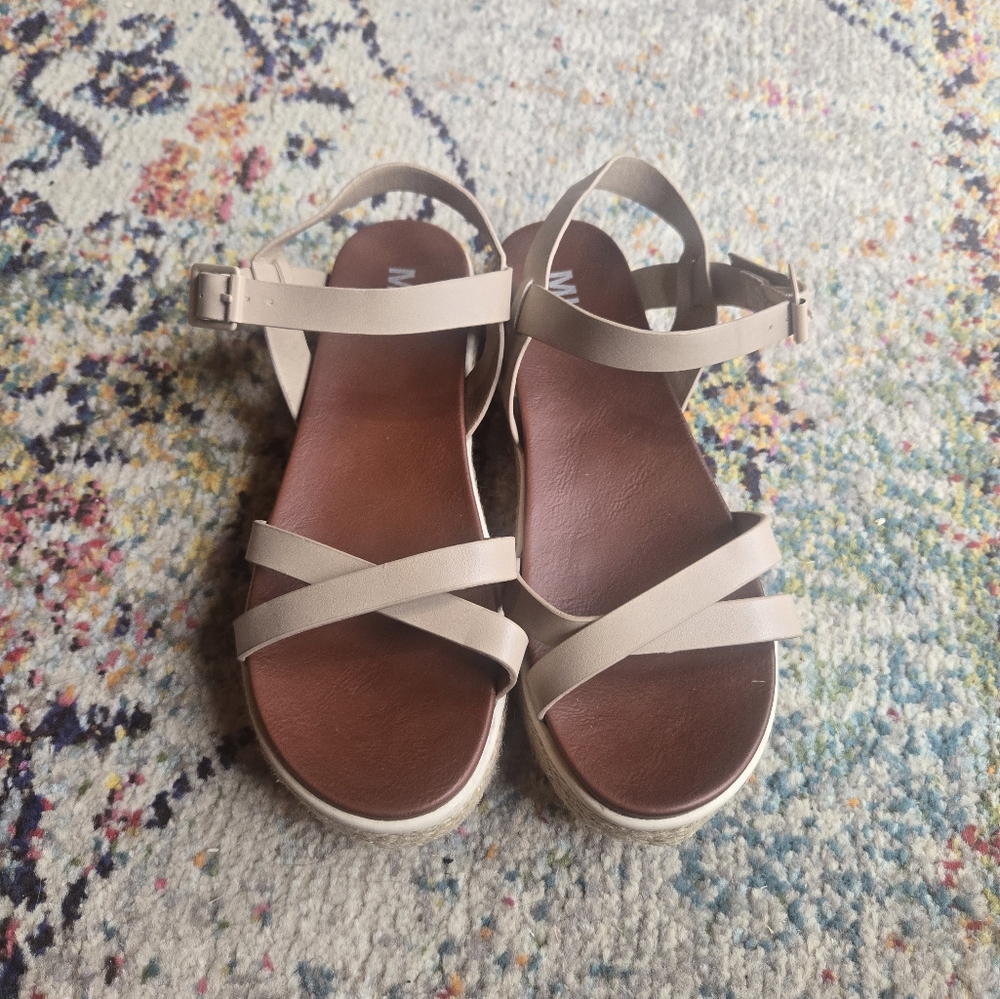 MIA strappy sandals size 8 EUC